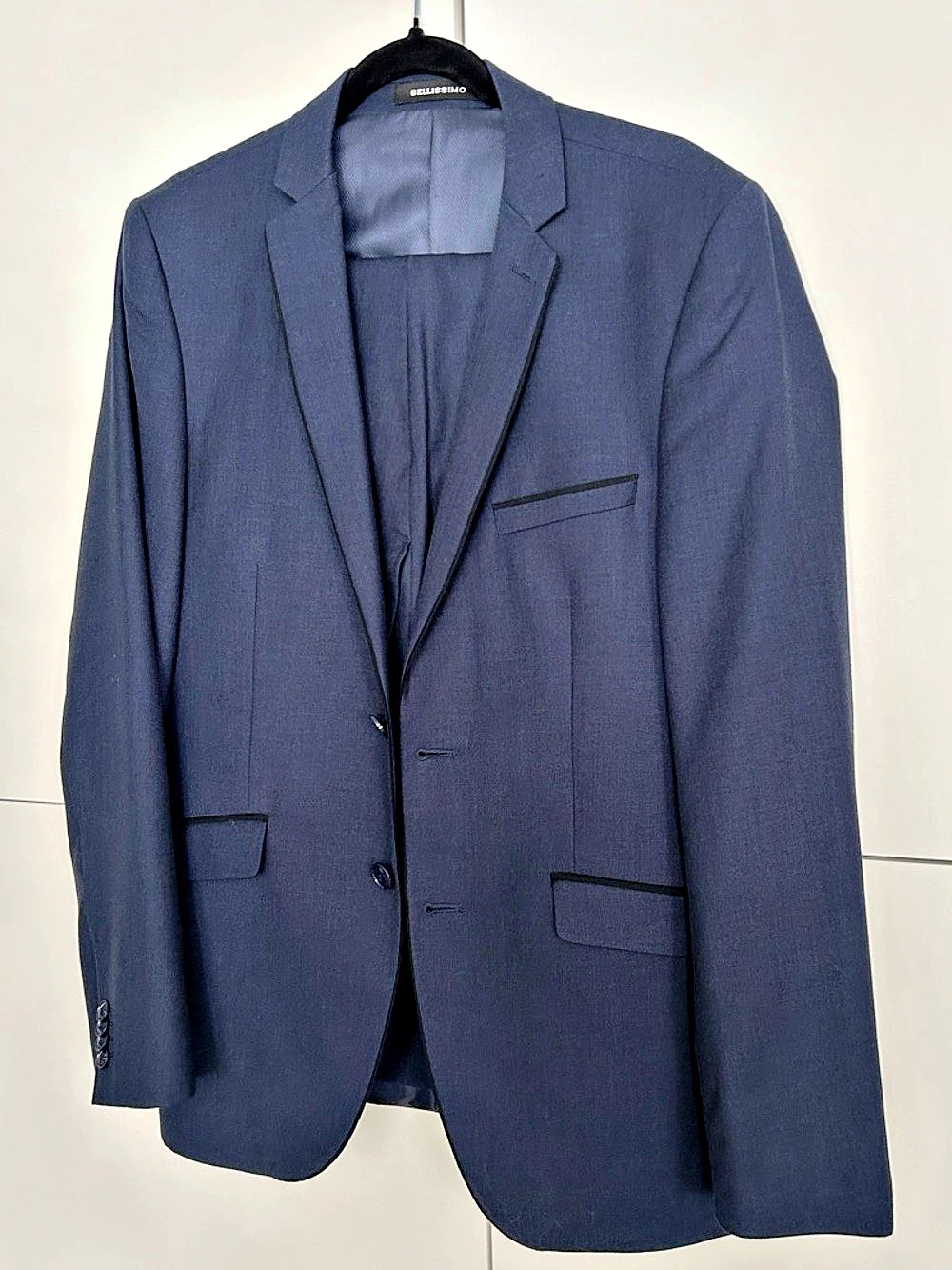 Bellissimo Men's Navy Blue Suit Size 40R. Pants are 34 waist/ 30” inseam